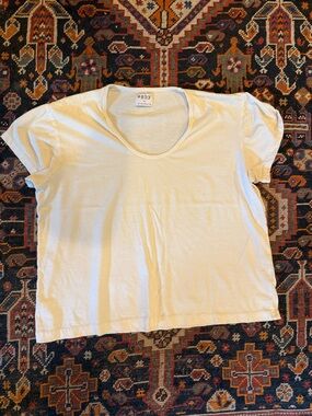 esby apparel Jane tee Basic Scoop Neck Womens Tee, Cream, size M